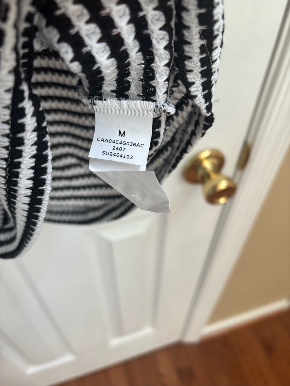 CUPSHE Black & White Striped Notch Top, Size Med (CAN FIT LG), NWT - Picture 3 of 5